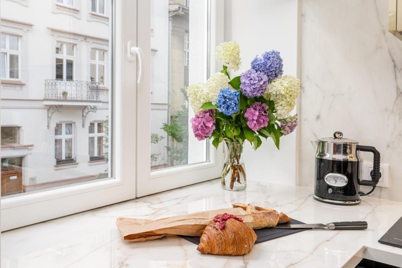 Apartment Premium In Parisian Style In The Heart Of Old